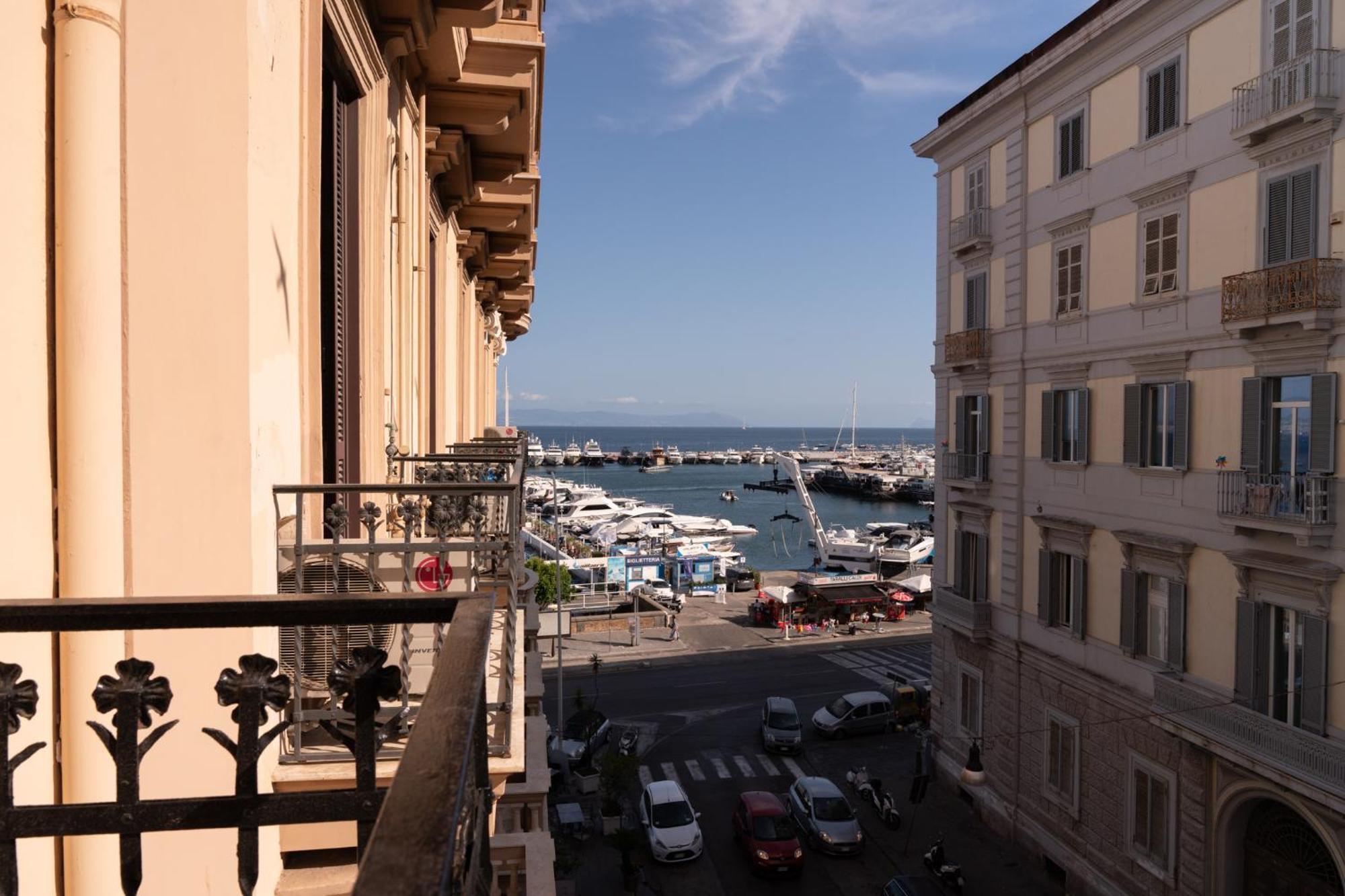 Caracciolo 13 Rooftop & Suites Naples Exterior photo